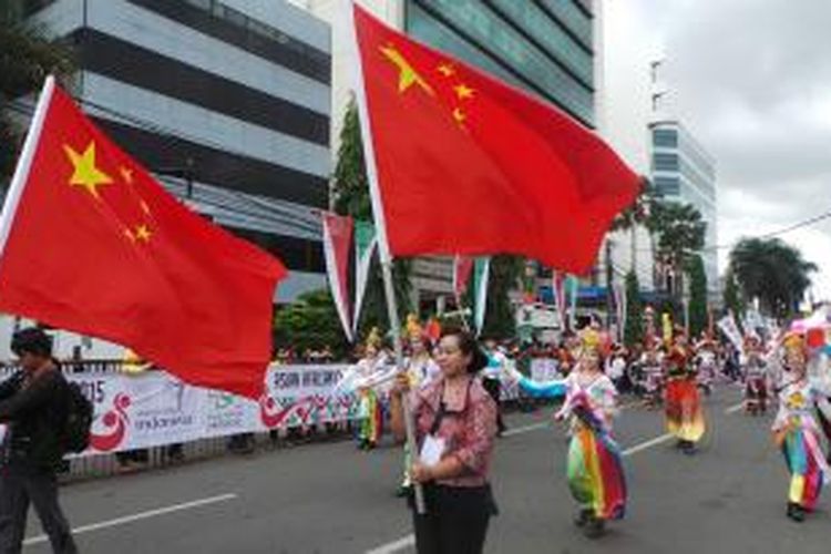 Peserta Karnaval Asia Afrika dari Tiongkok membawakan kesenian tradisional di Simpang Lima Bandung, Jawa Barat, Sabtu (25/4/2015). Karnaval Asia Afrika berlangsung meriah dengan ditandainya warga Bandung yang memenuhi sepanjang Jalan Asia Afrika.