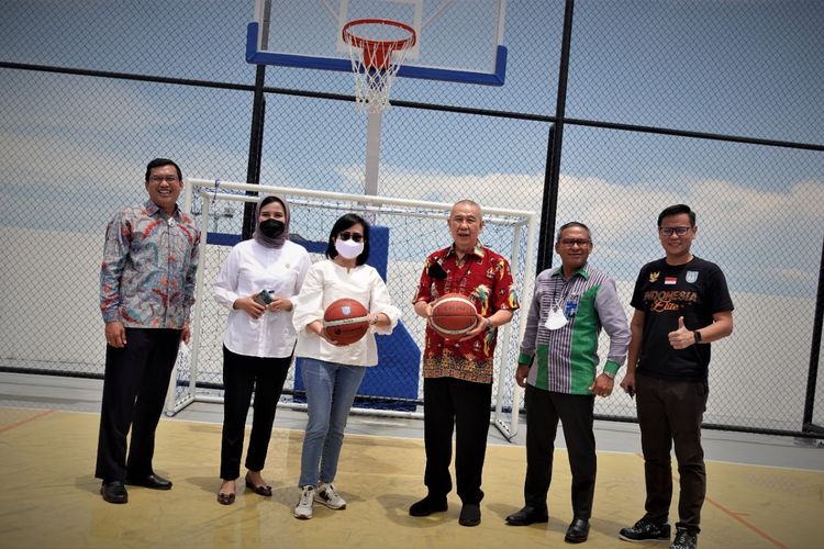 Ketua Umum PP Perbasi Danny Kosasih (tengah) dalam peresmian kerja sama dengan Perum Perumnas dan BNI demi mewujudkan mimpi atlet punya rumah di kantor BNI Kanwil 15 Jakarta pada Selasa (9/11/2021).