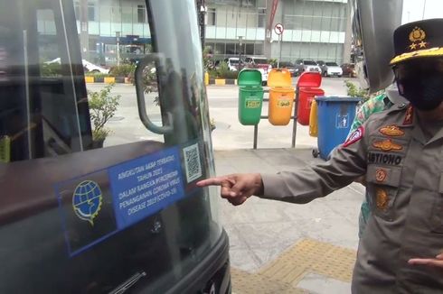 Tinjau Terminal Pulo Gebang, Kakorlantas Polri Tempel Stiker Khusus untuk Bus