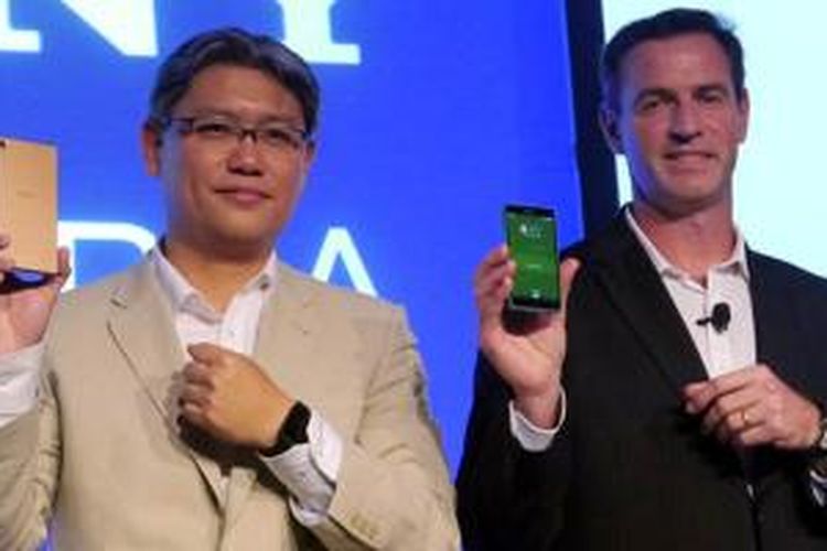 Dua petinggi Sony Mobile memamerkan smartphone Android Xperia Z3 di Singapura, Selasa (16/9/2014).