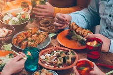 Cara Menghindari Makan Berlebihan Saat Pesta Tahun Baru
