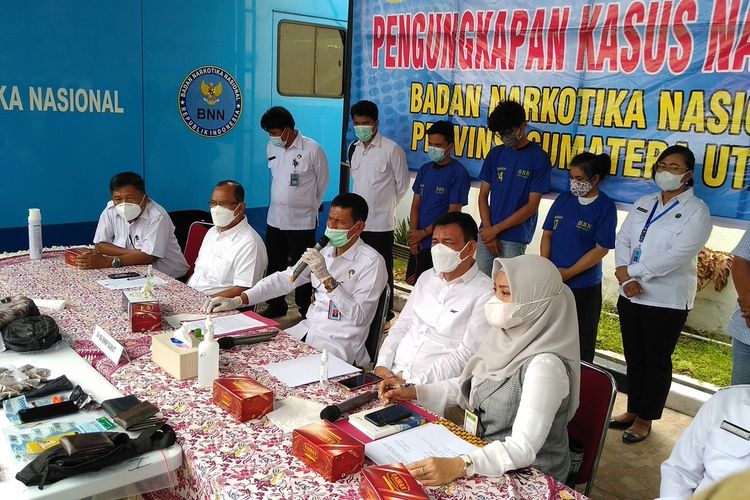 Badan Narkotika Nasional Provinsi Sumatera Utara (BNNP Sumut) melakukan razia pada Sabtu (9/10/2021) malam di kawasan Fakultas Ilmu Budaya Universitas Sumatera Utara (FIB USU). Dari pengembangan pada razia tersebut, BNNP Sumut juga menangkap 3 orang pengedar.