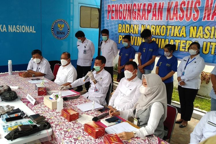 Badan Narkotika Nasional Provinsi Sumatera Utara (BNNP Sumut) menggelar konferensi pers terkait penggerebekan di kawasan Fakultas Ilmu Budaya Universitas Sumatera Utara (FIB USU).