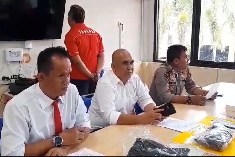 Wadir Resnarkoba Polda Bengkulu, AKBP Tony Kurniawan (tengah) gelar konfrensi pers penangkapan pelaku yang merupakan pecatan polisi menjual narkotika, Senin (9/10/2023)./span
