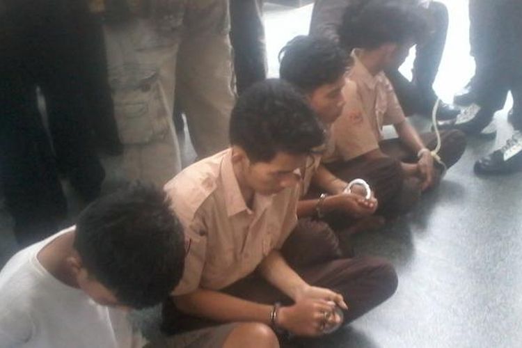 Empat siswa SMA ditangkap polisi setelah membegal dan menebas 2 mahasiswi di Makassar.