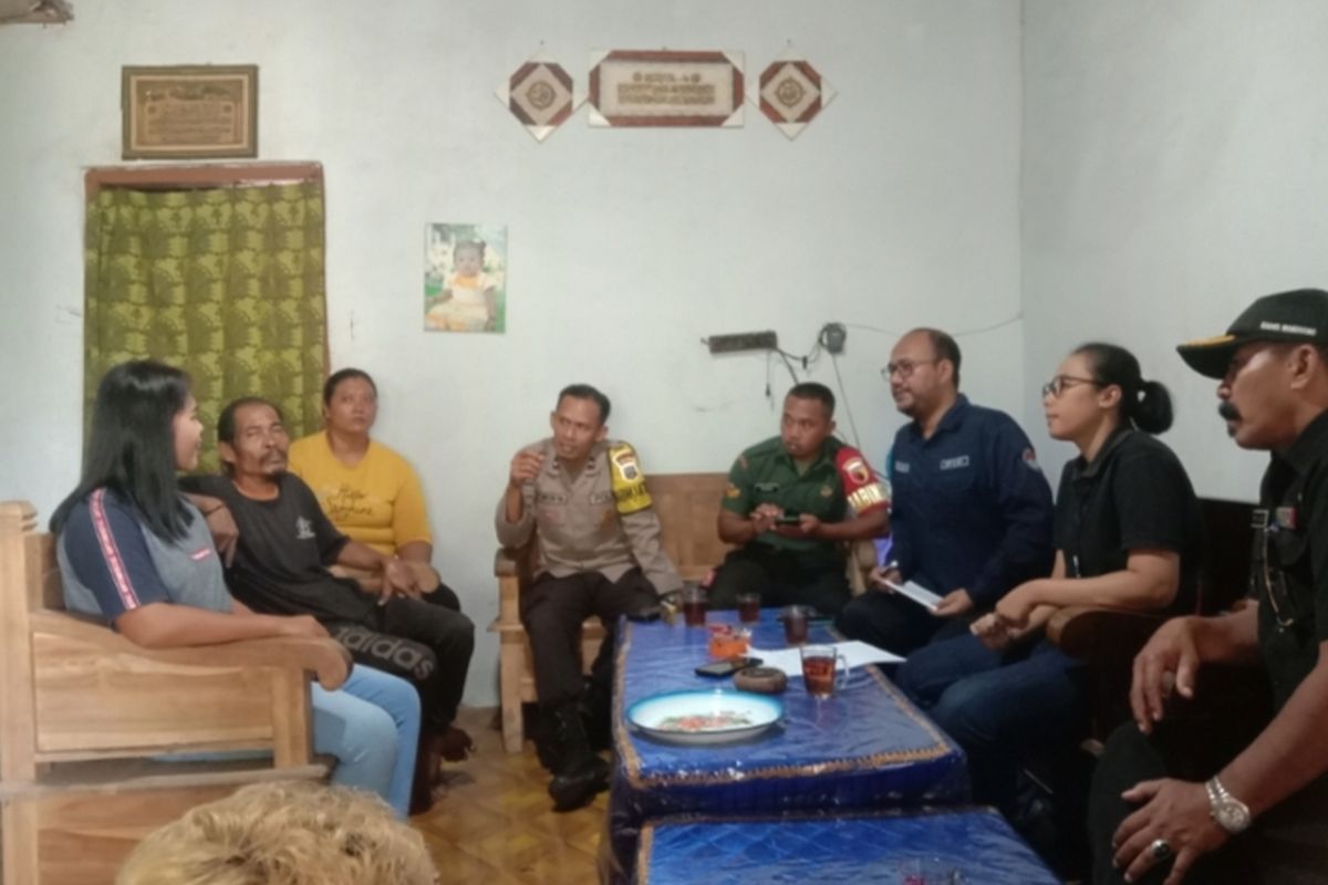 Petugas saat berada di rumah korban 