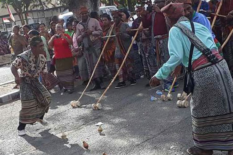 Karnaval budaya dalam rangka memeriahkan HUT ke-95 Kota Kefamenanu, Kabupaten Timor Tengah Utara, Nusa Tenggara Timur, Jumat (22/9/2017), diikuti oleh perwakilan warga dari 24 kecamatan, 20 instansi pemerintah, lima BUMN, 10 organisasi, 10 sekolah dan empat drumband.