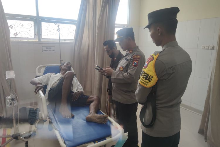 Foto: Pengendara becak motor Nursawi ketika dirawat di RSUD Asembagus pada Selasa (25/4/2024).