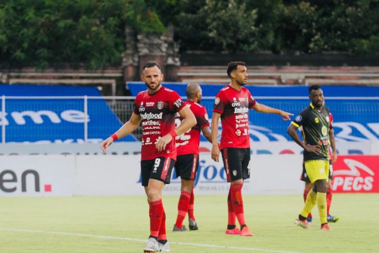 Ilija Spasojevic (kiri) beraksi pada laga pekan ke-18 Liga 1 yang mempertemukan Bali United vs Barito Putera di Stadion I Gusti Ngurah Rai, Denpasar, Bali, pada Minggu (9/1/2022)