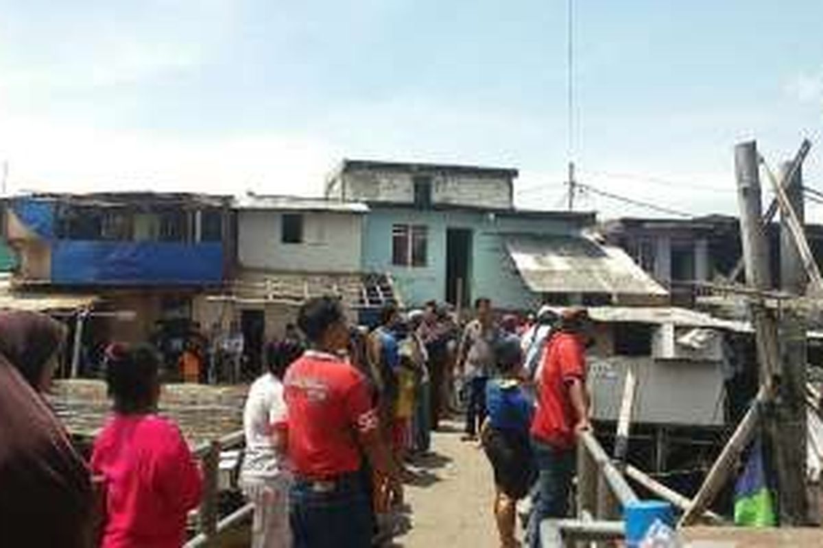 Jembatan besi yang digunakan sebagai penghubungi kawasan Pasar Ikan dan Luar Batang, Jakarta Utara, Senin (11/4/2016).