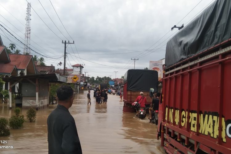 Akses jalan Sumbar-Bengkulu terputus akibat banjir di Tapan, Pesisir Selatan, Minggu (7/5/2023)