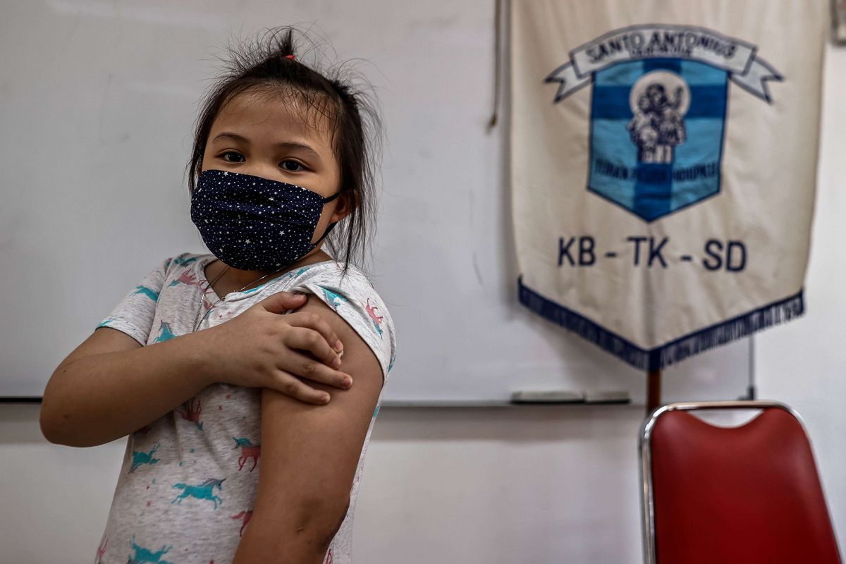 Murid menggunakan masker dan pelindung wajah setelah menerima imunisasi campak di SD Santo Antonius Dari Padua, Serpong, Tangerang Selatan, Banten, Senin (10/8/2020). Pemberian imunisasi ini merupakan bagian dari bulan imunisasi anak sekolah yang diberikan dua kali dalam satu tahun yaitu di bulan Agustus dan November.