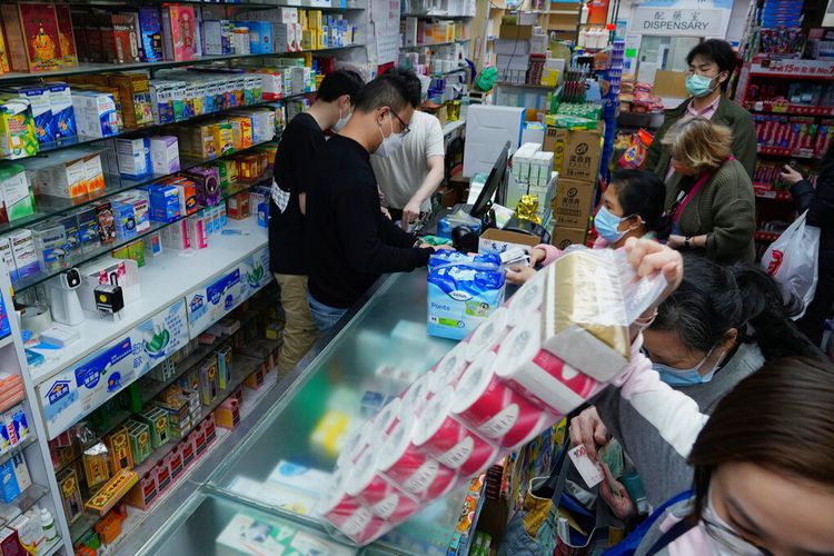 Orang-orang membeli perlengkapan rumah tangga di apotek karena penduduk khawatir tentang kekurangan pasokan di Hong Kong, Senin, 28 Februari 2022. 