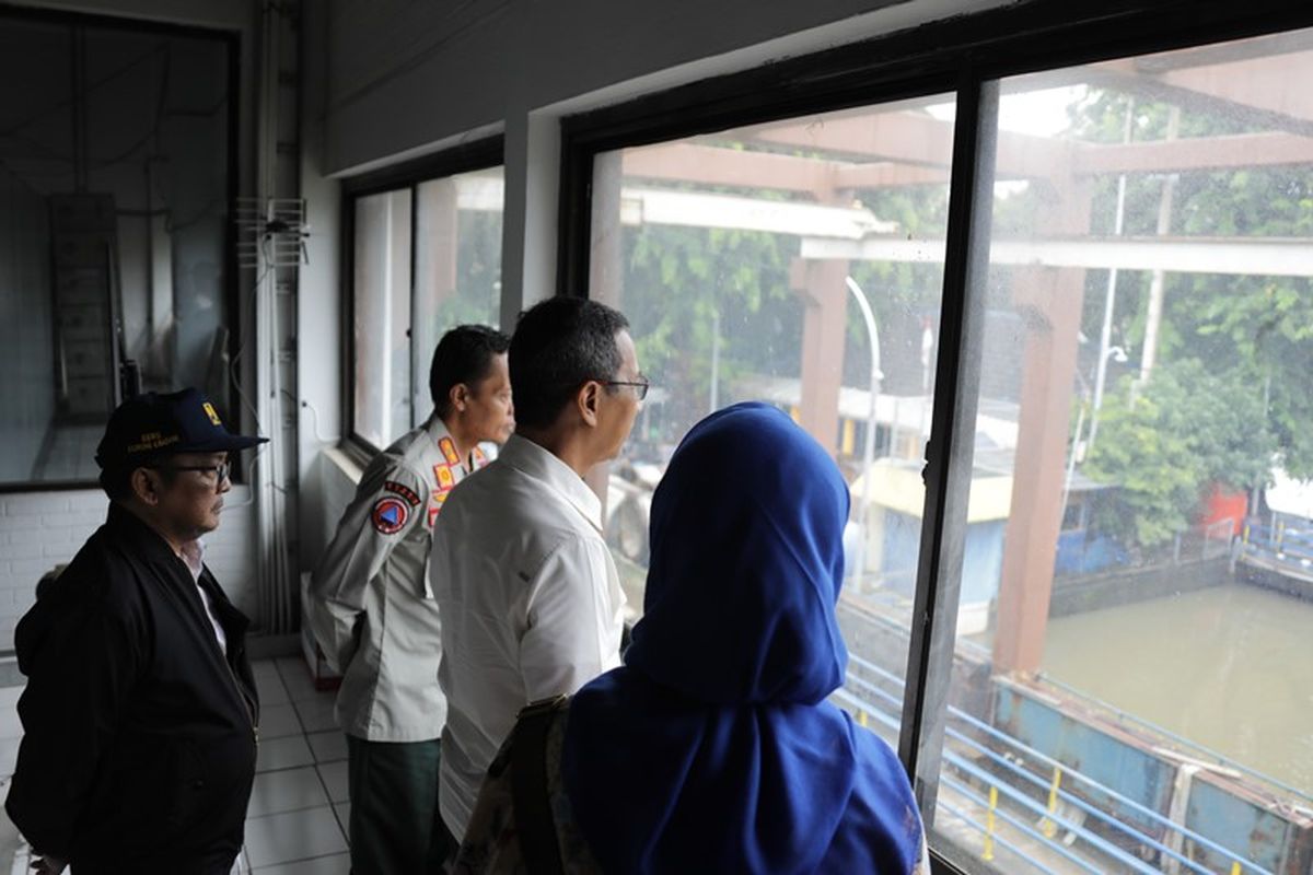 Penjabat (Pj.) Gubernur Provinsi DKI Jakarta Heru Budi sedang meninjau peralatan di Rumah Pompa Kramat Sentiong, pada Kamis (29/2/2024).