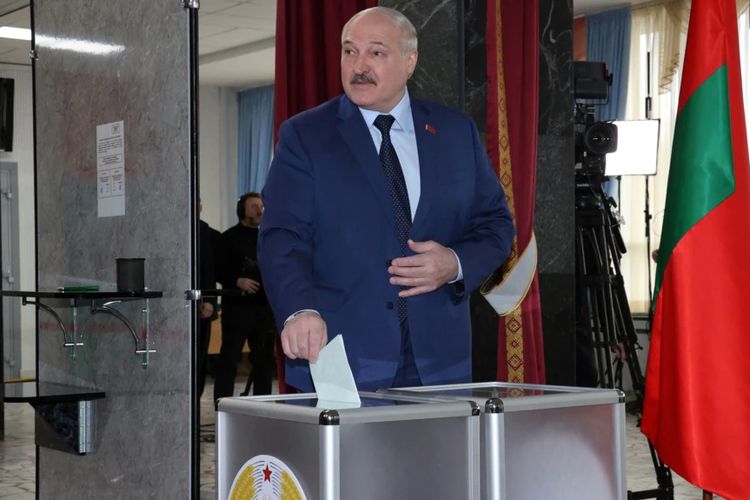 Presiden Belarus Alexander Lukashenko memasukkan suara dalam referendum nasional di ibu kota Minsk, Minggu (27/2/2022).