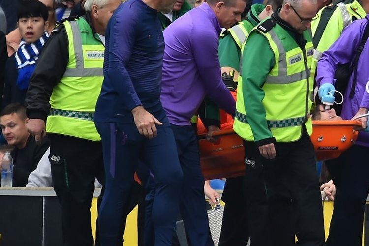 Caption : Kiper Tottenham Hotspur, Hugo Lloris, mengalami cedera dan harus ditandu pada pertandingan Brighton & Hove Albion vs Tottenham di Stadion American Express Community dalam lanjutan Liga Inggris, 5 Oktober 2019.
