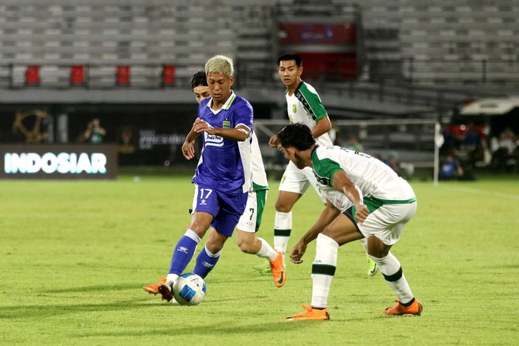 Aksi Gakuto Notsuda (kiri) dalam laga final Piala Presiden 2026 Persib vs Persebaya di Stadion Kapten I Wayan Dipta, Gianyar, Bali, Kamis (6/8/2026).