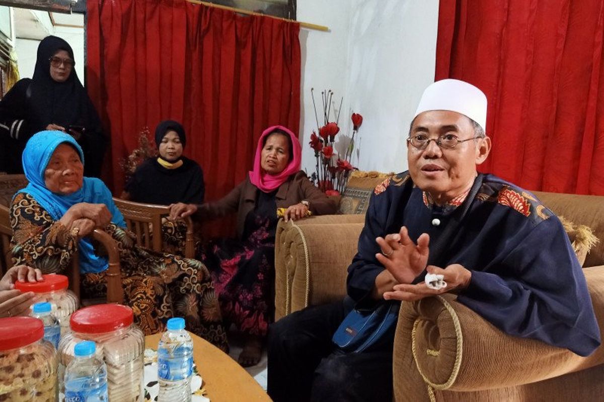 Cucu almarhum Mardjuki, Nakib (kanan), menyampaikan pendapatnya kepada pihak keluarga dalam agenda musyawarah pemindahan makam dari jalan umum di Pisangan Lama, Kelurahan Pisangan Timur, Jakarta Timur, Kamis (18/6/2020). Keluarga akhirnya sepakat untuk memindahkan makam. 