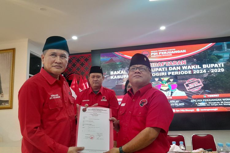 DAFTAR-- Wakil Bupati Wonogiri, Setyo Sukarno (kiri) mendaftar sebagai bakal calon bupati untuk maju dalam pemilu kepala daerah serentak 2024 di DPC PDIP Wonogiri, Kamis (30/5/2024).