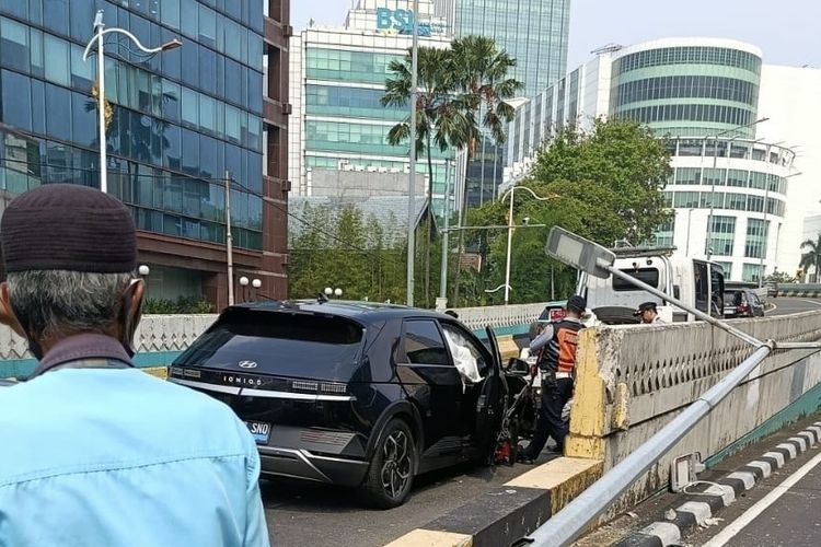 Mobil Misterius Diduga Serempet Ioniq hingga Tabrak Tiang Lampu di JLNT Antasari, Lalu Kabur