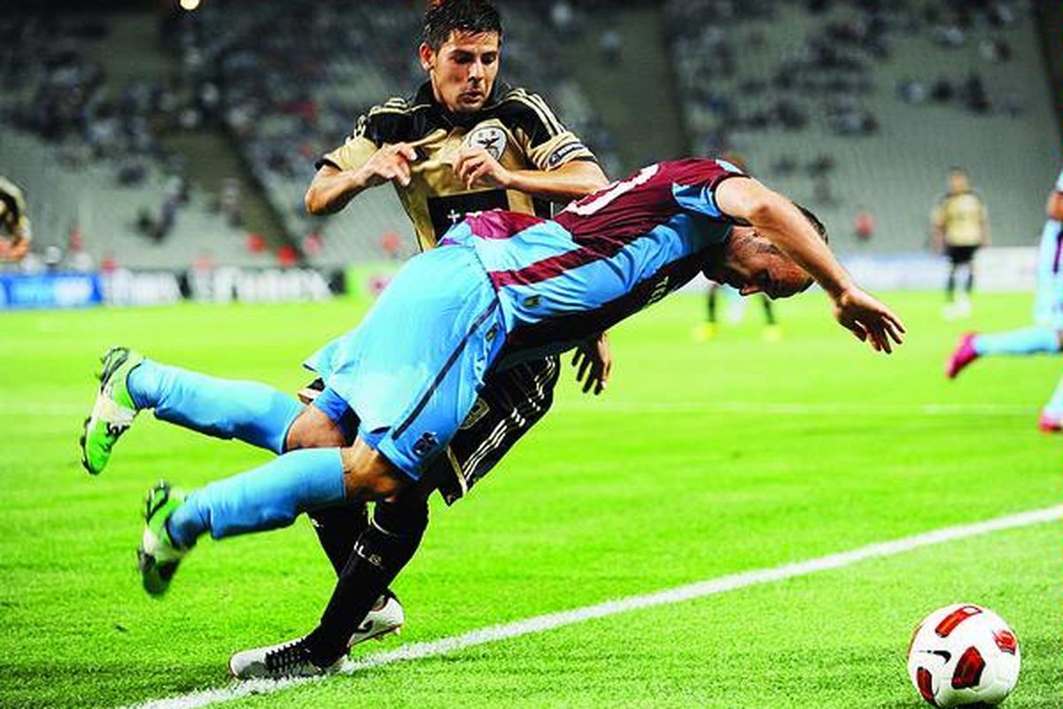 Pemain Benfica, Manuel Duran (kiri atas), berebut bola dengan pemain Trabzonspor, Umut Bulut, pada putaran ketiga kualifikasi Liga Champions Eropa di Stadion Olimpiade Ataturk di Istanbul, Turki, Rabu (3/8).