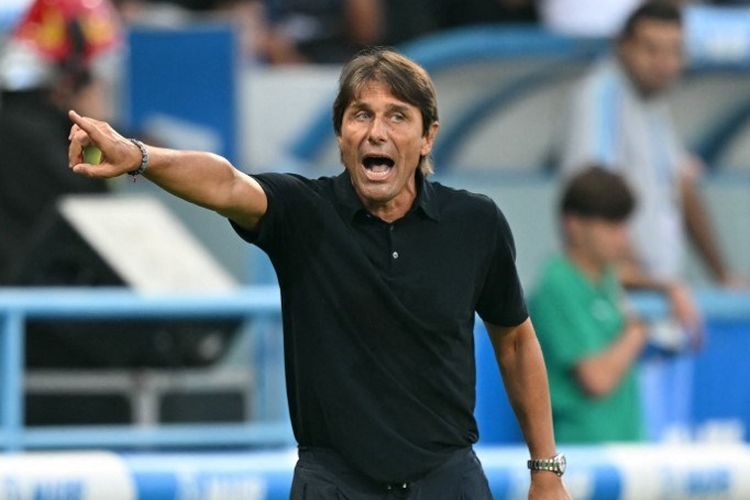 Antonio Conte mencatatkan prestasi luar biasa setelah berhasil membawa Napoli mengalahkan Fiorentina 3-1 pada pekan ketiga Liga Italia 2025-2026. Antonio Conte bersinar kala melatih timnya di laga Fiorentina vs Napoli di Firenze pada Minggu, 14 September 2025.