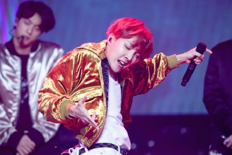 J-Hope dan BTS tampil dalam acara Dick Clarks New Years Rockin Eve with Ryan Seacrest 2018 di Los Angeles, California, pada 31 Desember 2017.