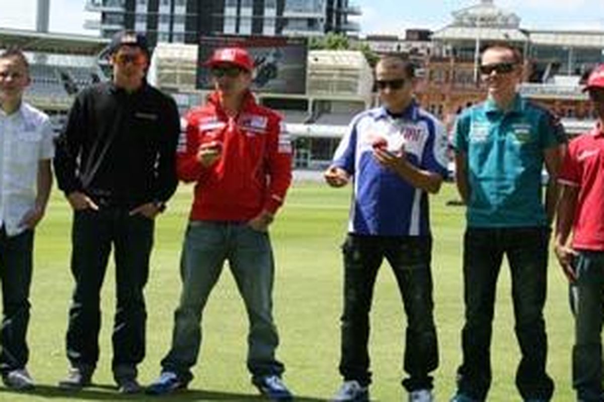 Enam pebalap AirAsia British Grand Prix, yang akan bertanding di kelas MotoGP 125 cc, Moto2, dan MotoGP, bersantai di lapangan Cricket Lord, London, Rabu (16/6/2010). 