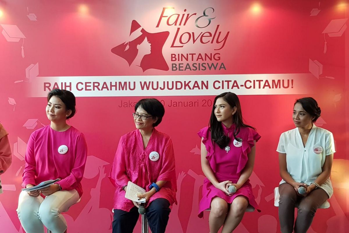 Dari kiri, Head of Face Care Unilever Indonesia Amaryllis Esti, psikolog Yayasan Pulih Elizabeth Kristi Poerwandari, aktris Jessica Mila dan Co-founder & President Hoshizora Founfation Reky Martha, Jakarta, Selasa (30/1/2018).