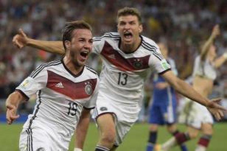 Pemain Jerman Mario Goetze (kiri) berselebrasi dengan dengan rekan satu tim setelah mencetak gol ke gawang Argentina di laga final Piala Dunia di Maracana Stadium, Rio de Janeiro, 13 Juli 2014.