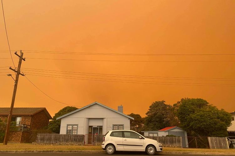 Ribuan rumah yang terjebak di daerah pantai Australia dan dikelilingi kebakaran