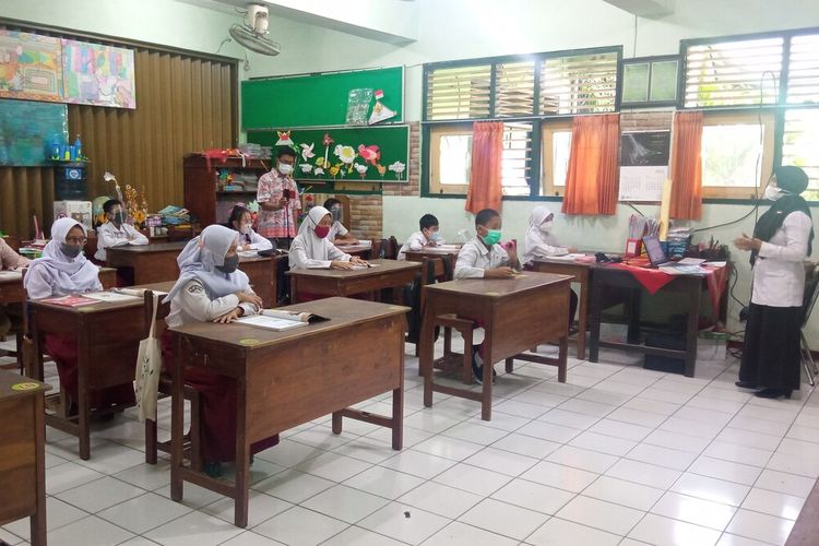 A limited face-to-face class at Serayu Kota Elementary School in Yogyakarta, Wednesday  (28/4/2021)