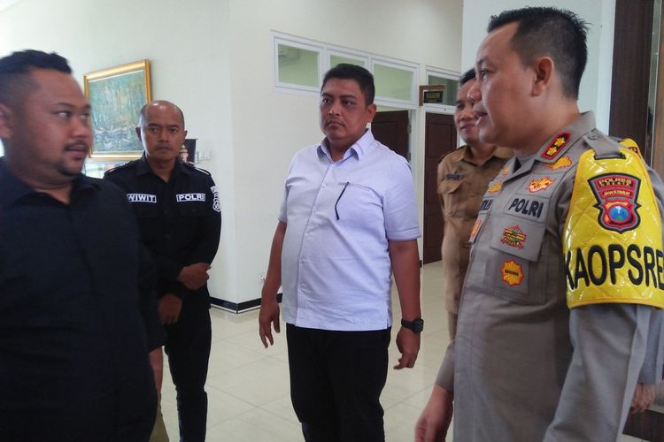 Bupati Gresik Fandi Akhmad Yani (kiri) berbincang dengan Kapolres Gresik AKBP Adhitya Panji Anom (kanan) di Mapolres Gresik, Jawa Timur, Selasa (21/11/2023).