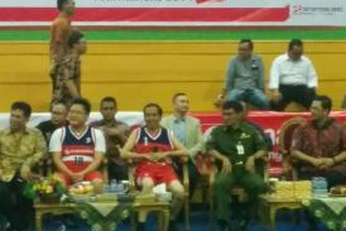 Joko Widodo mengenakan seragam bola basket di GOR Soemantri Brojonegoro, Jakarta Selatan, Senin (13/10/2014)