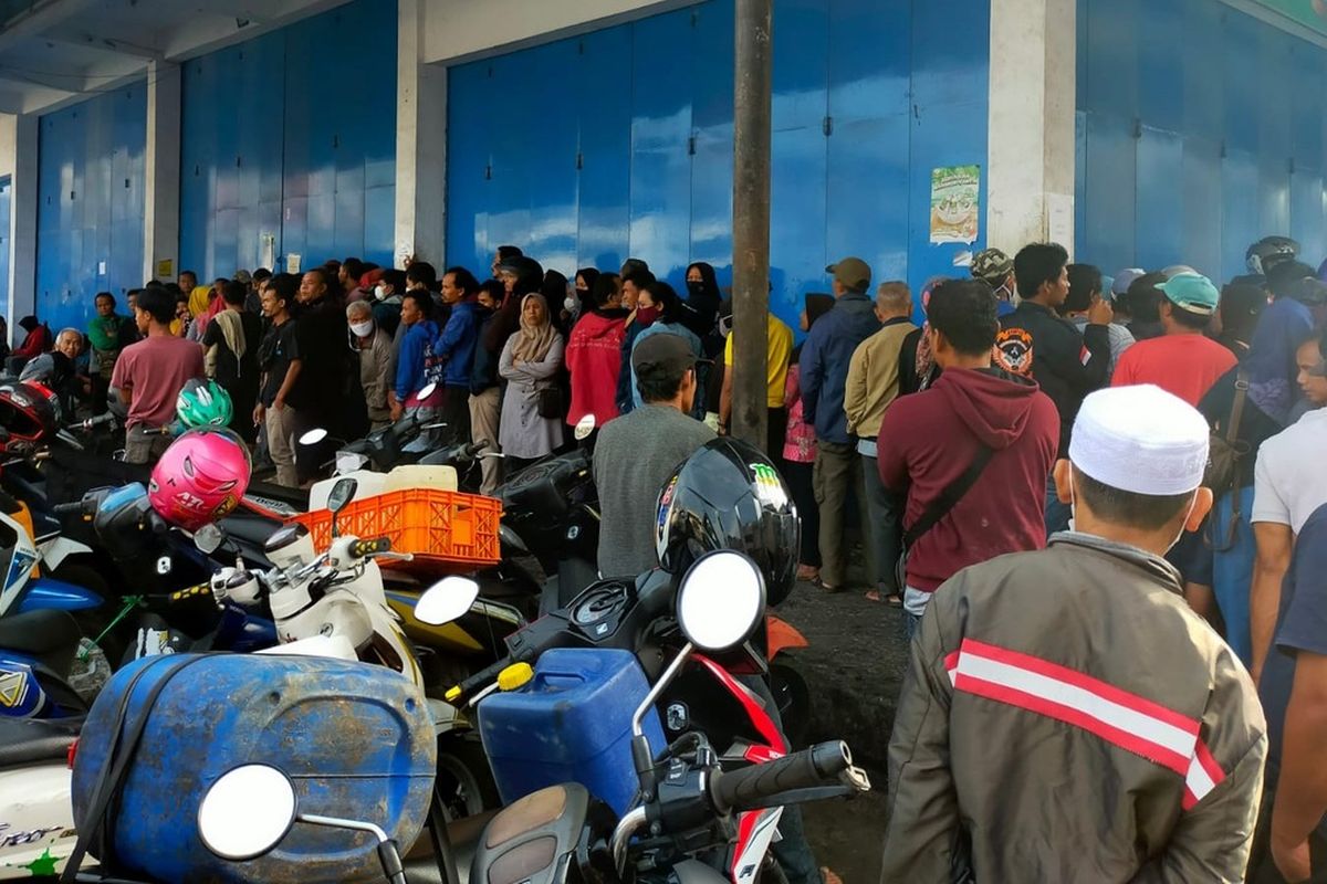 Warga dan pedagang kecil rela antrean panjang supaya bisa mendapatkan minyak goreng curah dengan harga mahal tak sesuai HET di Pasar Induk Cikurubuk, Kota Tasikmalaya, Jawa Barat, Selasa (29/3/2022).