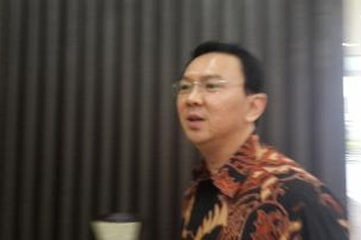 Gubernur DKI Jakarta, Basuki Tjahaja Purnama, saat menyerahakan rancangan peraturan gubernur (pergub) APBD DKI tahun 2015 di Kemendagri, Senin (23/3/2015) sore.