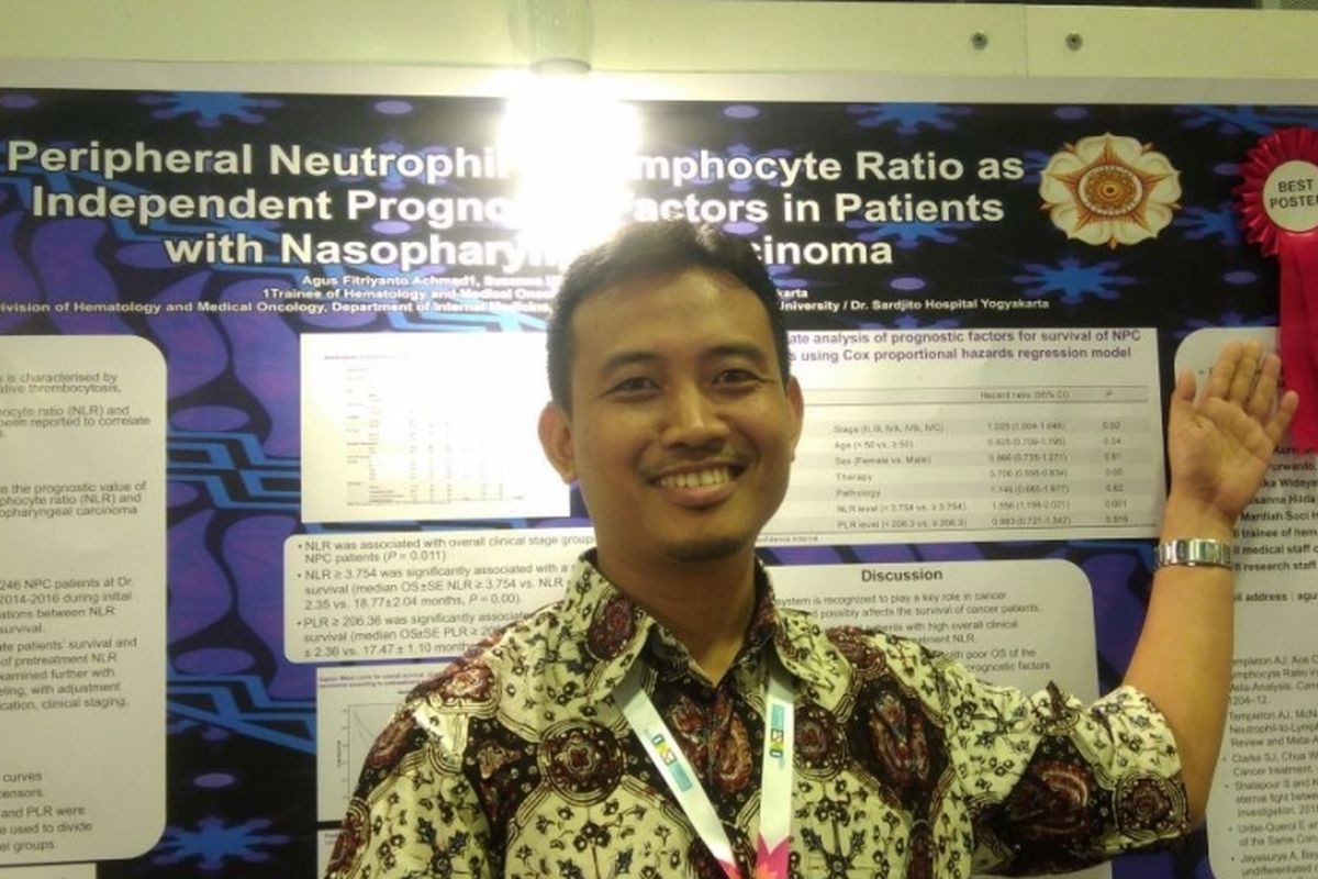 Agus Fitriyanto Achmad berdiri di depan posternya yang mendapat penghargaan Best Poster dari Eropean Society for Medical Oncology (ESMO) Asia 2017. Poster tersebut merupakan hasil penelitian Agus dan koleganya, Susanna Hutajulu dan Johan Kurnianda selama 2007-2016.