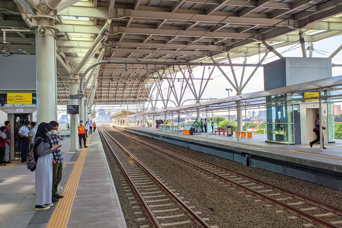 Jalur 12-13 gedung baru Stasiun Manggarai, Minggu (26/9/2021).