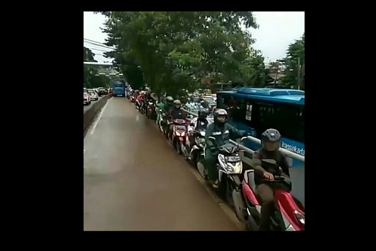 Para pengendara motor penerobos busway yang terlihat berjejer rapi menepi untuk menghindar ditabrak bus transjakarta. Peristiwa ini terjadi di busway yang menghubungkan kawasan Pulo Mas dan Pulogadung, Jakarta Timur, Selasa (28/11/2017)