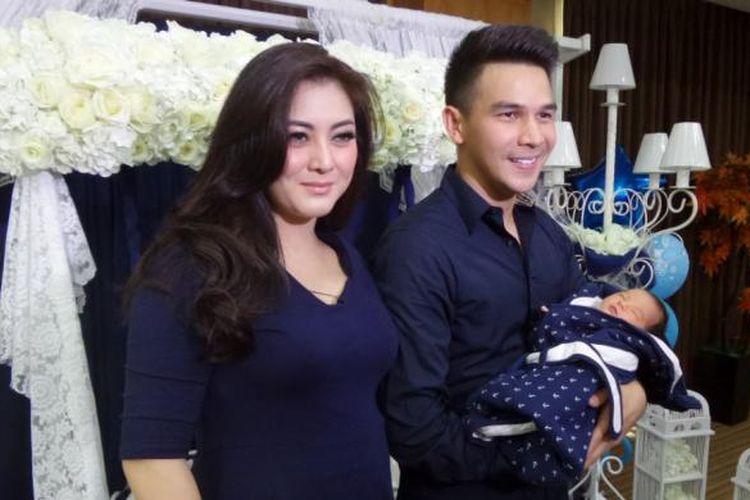 Jonathan Frizzy dan istrinya di RSIA Bunda, Jakarta Pusat, Selasa (12/4/2016).