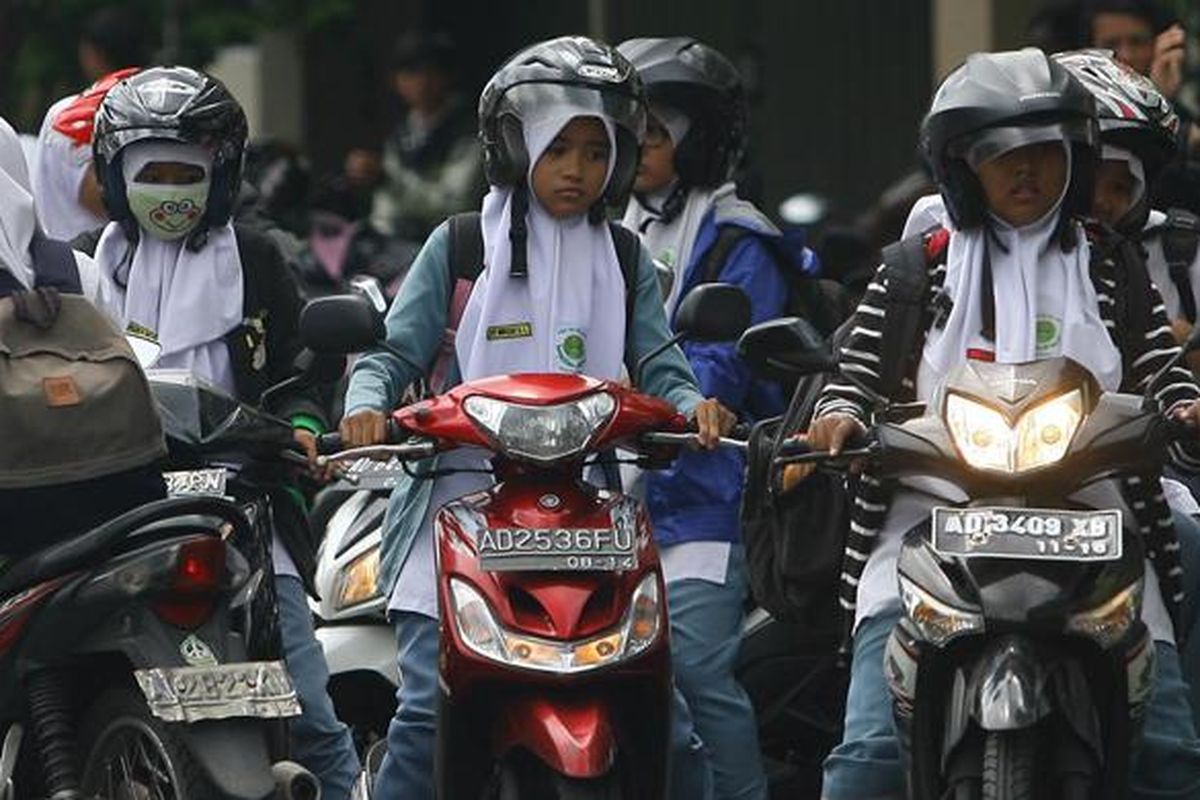 Ilustrasi wanita hijab naik motor