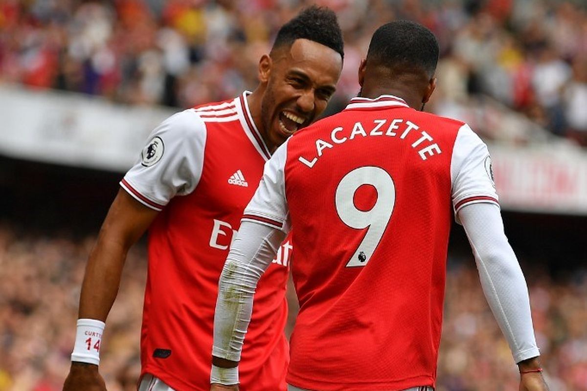 Pierre-Emerick Aubameyang menyelemati Alexandre Lacazette yang mencetak gol pada pertandingan Arsenal vs Burnley di Stadion Emirates dalam lanjutan Liga Inggris, 17 Agustus 2019. 