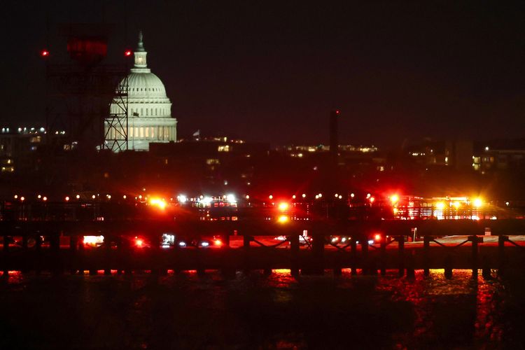 Operasi pencarian dan penyelamatan oleh tim SAR setelah pesawat American Airlines jatuh di Sungai Potomac usai bertabrakan dengan helikopter militer di dekat Bandara Nasional Ronald Reagan, Washington DC, Rabu (29/1/2025) malam waktu setempat.