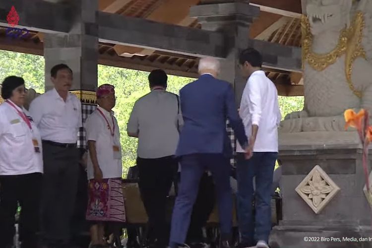 Tangkapan layar dari siaran Sekretariat Presiden di YouTube yang menunjukkan Presiden AS Joe Biden tersandung saat hari kedua KTT G20 di Bali, Rabu (16/11/2022). 