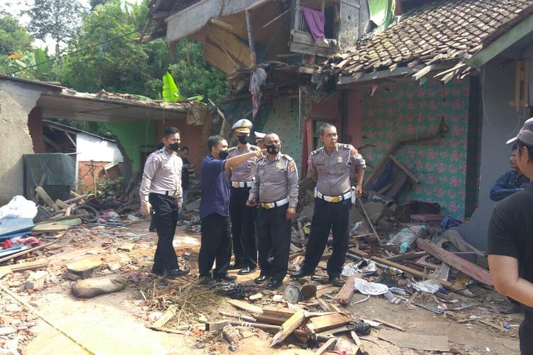 Petugas kepolisian menggelar olah tempat kejadian perkara di lokasi kecelakaan bus peziarah di Desa Payungsari, Kecamatan Panumbangan, Kabupaten Ciamis, Minggu (22/5/2022).