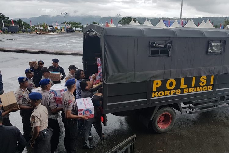 Kepolisian Daerah Maluku mendistribusikan dua truk bantuan berisi sembako untuk korban bencana gempa bumi di sejumlah loklasi di Pulau Ambon dan Kecamatan Salahutu, Minggu (29/9/2019)