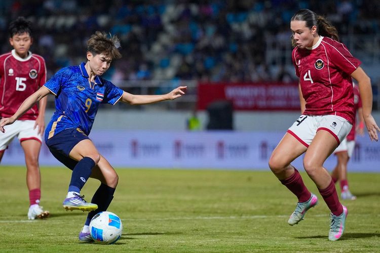 Aksi bek Timnas Putri Indonesia, Emily Nahon, saat berupaya menghentikan penyerang Timnas Putri Thailand Jiraporn Mongkoldee pada Laga pertama Grup A SEA Games 2025 Timnas Putri Indonesia vs Thailand digelar di Stadion Chonburi, Thailand, pada Kamis (4/12/2025) malam WIB.