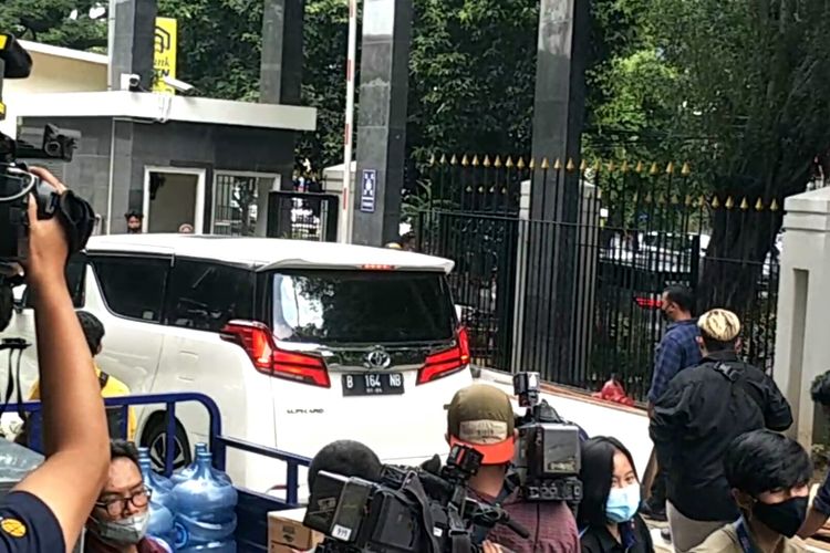 Mobil Toyota Alphard putih yang ditumpangi terdakwa kasus penyalahgunaan narkoba, artis Nia Ramadhani dan suaminya, pengusaha Ardi Bakrie saat pulang sidang perdana dari Pengadilan Negeri Jakarta Pusat, Kamis (2/12/2021).