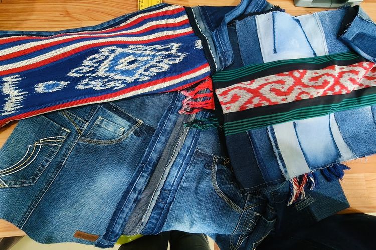 Salah satu karya dari daur ulang jeans yang dipadukan dengan wastra hasil dari UMKM yang ada di Surabaya, Jawa Timur.