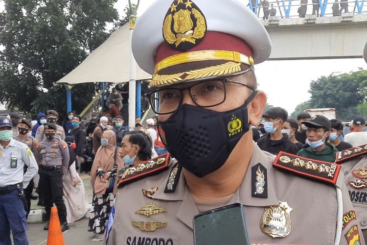 Dirlantas Polda Metro Jaya Kombes Sambodo Purnomo Yogo memberikan keterangan kepada wartawan di Pengadilan Negeri Jakarta Timur, Selasa (16/3/2021).